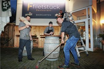 Zwickauer Steakhouse lädt jetzt unter neuem Namen ein - Koch Sascha Ludwig (rechts), Betreiber Mike Fischer (dahinter), Ina Pfützner und Frank Bachmann posieren für den Fotoreporter vor dem langjährigen "Steakhouse", das sich jetzt "Filetstück" nennt. 