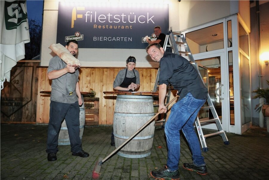 Zwickauer Steakhouse lädt jetzt unter neuem Namen ein - Koch Sascha Ludwig (rechts), Betreiber Mike Fischer (dahinter), Ina Pfützner und Frank Bachmann posieren für den Fotoreporter vor dem langjährigen "Steakhouse", das sich jetzt "Filetstück" nennt. 