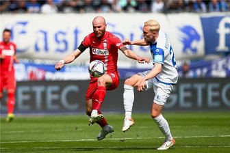 Zwickauer stehen dem neuen Drittligameister Magdeburg nicht im Weg - Der Zwickauer Manfred Starke sichert den Ball vor dem Magdeburger Julian Rieckmann. 