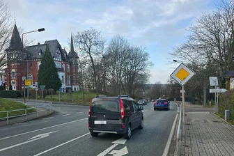 Zwickauer Straße in Werdau stadteinwärts dicht: Autofahrer müssen Umwege in Kauf nehmen - Die Zwickauer Straße in Werdau ist ab Freitag stadteinwärts dicht. Stadtwerke und das Gebiet Kranzberg sind erreichbar.