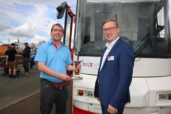 Zwickauer Straßenbahnfahrer siegt bei Wettbewerb zum Jubiläum - Andreas Lehnert (links) nimmt aus den Händen des technischen Geschäftsführers der SVZ, Sebastian Eßbach, den Siegerpokal entgegen. Er hatte sich beim Wettbewerb um den besten Straßenbahnfahrer gegen sechs Kollegen durchgesetzt.