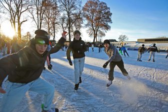 Zwickauer strömen auf die Eisbahn -