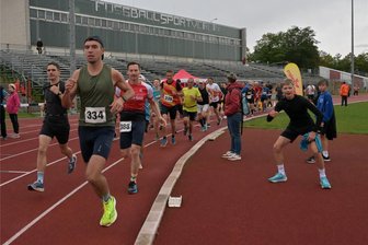 Zwickauer Stundenlaufserie: Ansehnliches Teilnehmerfeld und Top-Ergebnisse zum Abschluss - Im Sportforum Eckersbach fiel am Mittwochabend der Startschuss für den letzten Stundenlauf des Jahres.