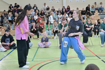 Zwickauer Tänzerin zeigt bei zwei Meisterschaften gleich dreimal das beste Gesamtpaket - Das Finale in der Kategorie Battle bei der Ostdeutschen Meisterschaft wurde eine Zwickauer Angelegenheit. Am Ende hatte Anika-Sophie Gehrisch (rechts) von der TSG Rubin die Nase vorn vor Kavita Hahn.