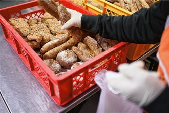 Zwickauer Tafel-Chef schlägt Alarm: "Ehrenamtler können sich Ehrenamt nicht mehr leisten" - Viele ehrenamtliche Helfer in Zwickau, würden sich überlegen, ob sie die Fahrtkosten zu ihrem Ehrenamt noch finanzieren können.
