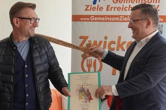 Zwickauer Tafel: Ein neuer Ritter und ein größeres Lager - Jens Juraschka (rechts) hat am Freitag Jens Rothe, Gesamtbetriebsratsvorsitzender von VW Sachsen, zum Ersten Ritter der Zwickauer Tafelrunde geschlagen.