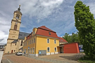 Zwickauer Tafel hat keine Ausgabestelle mehr in Werdau: „Die Leute tun mir leid“ - Im Pfarramt an der Burgstraße in Werdau wurden über viele Jahre hinweg innerhalb des Zwickauer Tafel-Projekts Lebensmittel an Bedürftige ausgegeben. Das ist seit Jahresanfang passé.