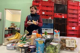 Zwickauer Tafel-Team: 55 Helfer verteilen immer weniger Lebensmittel - Birgit Hofmann arbeitet seit acht Jahren ehrenamtlich bei der Zwickauer Tafel mit. Am Dienstagnachmittag freute sie sich mit den Menschen in der Schlange, dass es Kuchenreste gab.