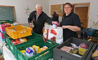 Anke Kosak und mehr als 50 Ehrenamtliche arbeiten bei der Zwickauer Tafel. Acht Ausgabestellen bleiben vorerst geschlossen.