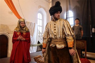 Zwickauer Teenager machen Planitzer Schlosskirche zur Musicalbühne - Probe fürs Teenie-Musical in der Schlosskirche Planitz: Tabea Sens spielt Königin Esther, Moritz Neubert verkörpert den Xerxes.