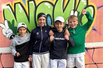 Zwickauer Tennis-Talente gewinnen Bezirksmeistertitel - Bruno Thaut, Marie Henke, Jakob Friederich und Jonathan Scholler (von links) freuen sich über den Staffelsieg in der Bezirksliga.