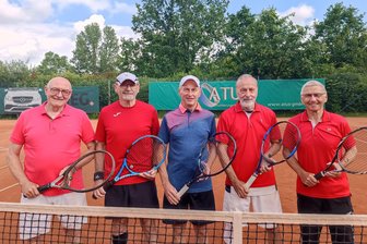 Zwickauer Tennisspieler verliert bei Deutscher Meisterschaft nur ein Spiel - Frank Gesellmann (Mitte) im Kreise seiner Teamkameraden des TC Sachsenring Zwickau.