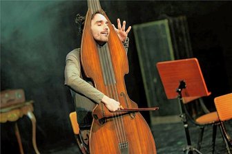 Zwickauer Theater: Kleiden und Leiden mit dem Kontrabass - Philipp Andriotis spielt im wahren Leben nicht Kontrabass, auf der Bühne aber schon, zumindest eine spezielle Version des Instruments. 