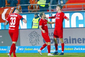 Zwickauer Torschütze feiert Sieg über Spitzenreiter Lok Leipzig mit einem Damen-Trio - Zwickaus Torschütze Lukas Eixler jubelt nach dem 2:0. Marc-Philipp Zimmermann (li.) und Mike Könnecke kommen zum Gratulieren.