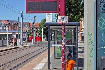 Zwickauer Tramhaltestellen werden häufig Opfer von Randalierern - Zu den Sachbeschädigungen an Wartehäuschen und an Haltestellen gehören auch Schmierereien wie diese. 