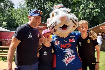 Zwickauer Triathleten sind bei der Challenge Roth mittendrin - Marco Käser (links), Sohn Mika und Linda Epperlein vom SV 04 Zwickau erlebten in Roth auch abseits des Wettkampfes eine gute Zeit.