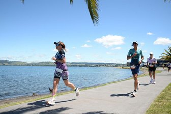 Zwickauer Triathletin sucht ihre Wettkämpfe nach der landschaftlichen Schönheit aus - Für die Zwickauerin Triathletin Sandra Klöcker (links) war die Ironman-WM über die Mitteldistanz die perfekte Kombination mit ihrer Reiseleidenschaft. Denn der Wettkampf fand in Neuseeland statt.