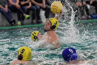 Zwickauer trotzen Spitzenteam ein Remis ab - Daniel Oelschlägel (am Ball) und seine Zwickauer Teamkameraden holten am Samstag gegen Magdeburg einen Überraschungspunkt. 