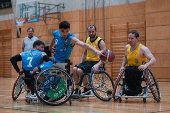 Zwickauer überrollen Alba Berlin - Steuerte 35 Punkte für RB Zwickau bei: Max Chagger (am Ball) behauptet sich hier gegen die Berliner Gero Nagel (rechts) und Felix Leue (2. v. rechts). Teamkollege Edgaras Ciaplinskas (links) beobachtet aufmerksam.