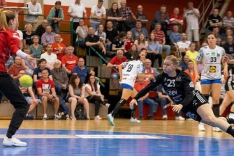 Zwickauer Überstunden für die 1. Liga - Die Zwickauer Kreisläuferin Alisa Pester trifft im letzten regulären Heim-Punktspiel gegen Neckarsulm. Für den BSV Sachsen geht die Saison in dieser Woche mit den Relegationsspielen in die Verlängerung. Am Mittwochabend wird in Zwickau und am Samstag in Göppingen gespielt.