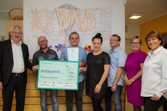Zwickauer Verein erhält Förderpreis für Integration - Freude bei der Scheckübergabe: Ulrich Effing (Deichmann-Förderpreis), Henry Dittrich (Vorstandsvorsitzender Lichthaus Zwickau), Michael Göthel, Rahel Woogk, Fabian Lorenz (Lichthaus Zwickau), Sozialministerin Barbara Klepsch (CDU) und Oberbürgermeisterin Pia Findeiß (SPD).
