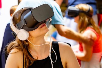 Zwickauer Vereine sorgen für abwechslungsreiche Ferien - Den Umgang mit der VR-Brille kann man im Ferien.Lab Zwickau lernen.