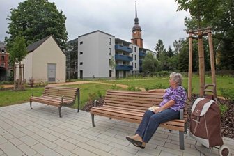 Zwickauer Vermieter passen Wohnungen altersgerecht an - Der vor wenigen Tagen fertig gestellte "Mariengarten" mit seinen blauen Balkonen ist das neue Zuhause von Karin Böttiger. Ihre Kniegelenke bereiten Sorgen. Deshalb freut sie sich, dass es einen Fahrstuhl gibt.