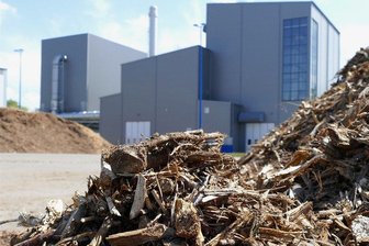 Zwickauer Versorger ZEV will Strompreise senken - aber nur für kurze Zeit - Das Heizkraftwerk Süd trägt durch regenerative Energie dazu bei, dass vor allem die Fernwärme in Zwickau etwas weniger teurer wird. In dem Werk werden unbelastete Holzhackschnitzel verbrannt.