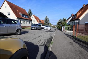 Zwickauer Vogelsiedlung: Finkenweg wird mit zwei Jahren Verspätung saniert - Der Finkenweg in der Eckersbacher Vogelsiedlung hat eine marode Fahrbahndecke. Sie soll 2024 saniert werden.