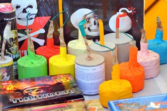 Zwickauer von oberfränkischer Grenzpolizei mit verbotenem Feuerwerk erwischt - Nicht in Deutschland zugelassene Pyrotechnik wird immer wieder von Tschechien und Polen illegal nach Deutschland eingeführt. Symbolbild.