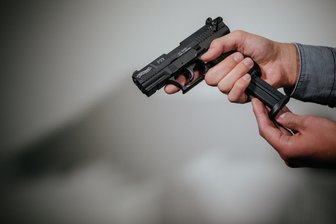Zwickauer Waffennarr schießt zum Spaß aus Fenster - Bewährungsstrafe - Der Zwickauer hatte eine Schreckschusswaffe einem „Funktionstest“ unterzogen.
