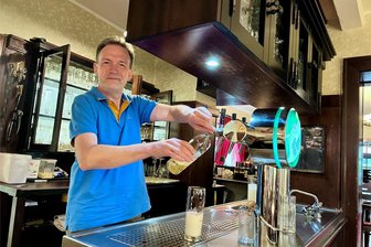 Zwickauer „Waldschänke“ feiert Jubiläum: Mit Flaschenbier fing vor 120 Jahren alles an - Karsten Wolf steht hinterm Tresen, sitzt gelegentlich selbst am Klavier und ist Geschäftsführer der Firma, die das Zwickauer Traditionslokal „Waldschänke“ 2016 übernommen hat.