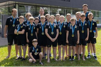Zwickauer Wasserball-Nachwuchs feiert größten Erfolg der Vereinsgeschichte - Beim SV Zwickau 04 sind nicht nur U-12-Coach Frank Trommler (rechts), Co-Trainer Sören Giebner (hinten Mitte) und Betreuer Heiko Singer (links) mächtig stolz auf die Bronzemedaille beim Deutschen Pokalwettbewerb.