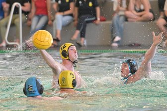Zwickauer Wasserballer geben Platz 4 trotz überraschendem Sieg noch aus der Hand - Hannes Bräutigam (am Ball) steuerte am Wochenende fünf Tore für die Zwickauer Wasserballer bei. Am Ende gelang ihm und seinem Team aber nur ein Sieg.