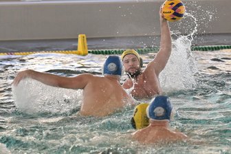 Zwickauer Wasserballer gehen nicht in Bestbesetzung ins erste Heimspiel des Jahres - Für Kapitän Max Wüstner (am Ball) und die Zwickauer Wasserballer steht am Samstag das erste Heimspiel 2025 auf dem Programm.