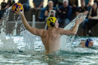 Zwickauer Wasserballer sind im Pokal-Halbfinale im Angriff zu harmlos - Justus Schneider – hier in einem Heimspiel – und seine Teamkollegen vom SV Zwickau 04 verloren am Samstag das Halbfinale im Pokalwettbewerb.