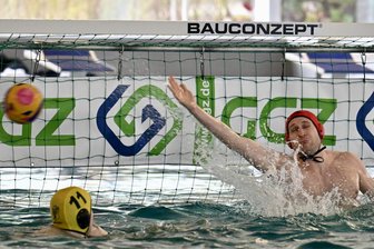 Zwickauer Wasserballer trotzen der Grippewelle im Team - Torhüter Alessandro Simeoni musste im Spiel gegen den SC Wedding zu oft hinter sich greifen.