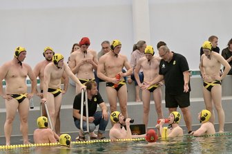 Zwickauer Wasserballer trotzen einmal mehr ihren Personalsorgen - Um derzeit genug Spieler zur Verfügung zu haben, muss Trainer Jörg Wüstner (rechts) auch auf den Nachwuchs setzen.