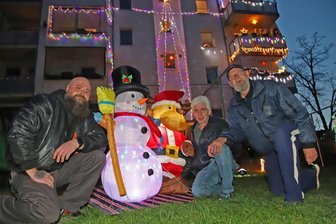 Zwickauer Weihnachtshaus strahlt wieder: „Wir machen weiter, bis das Erdkabel glüht“ - Marco Krätzig-Grunert, Steffen Werzner und Steffen Bahlmann haben ihr Haus in Zwickau-Pölbitz wieder bunt beleuchtet.
