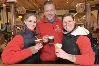 Zwickauer Weihnachtsmarkt beendet: Welche Bilanz ziehen die Händler? - Florentine Reichel, Rico Rohde und Jessica Pühler (von links) schenkten vier Wochen lang Glühwein in „De Pyramid“ aus.