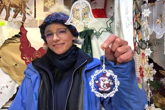 Zwickauer Weihnachtsmarkt: Diese Mitbringsel kosten höchstens drei Euro - Bianca Ullrich vom Einrichtungsfachmarkt Ullrich aus Schneeberg zeigt auf dem Zwickauer Weihnachtsmarkt Baumanhänger aus Plauener Spitze.