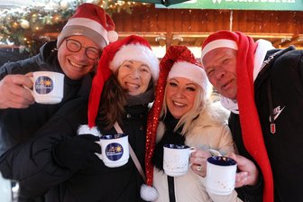 Zwickauer Weihnachtsmarkt eröffnet: Wie viel kosten Bratwurst, Glühwein und Co.? - Matthias Urbansky, Karoline Peschker, Birgit Bethke und Roberto Teske (v.l.n.r.) waren am Dienstag zur Eröffnung des Zwickauer Weihnachtsmarktes mit dabei. Der erste Glühwein schmeckt immer am besten.