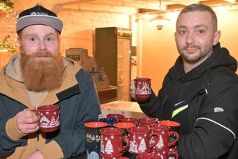 Zwickauer Weihnachtsmarkt schon geschlossen? Hier gibt es auch am späteren Abend noch Glühwein - Toni Burchhardt (links) und Angelo Sommer schenken Glühwein in einem Holzunterstand aus, den sie mit ihrem Team eigens für diesen Zweck gebaut haben.