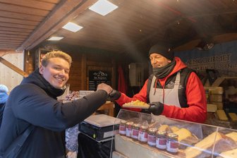 Zwickauer Weihnachtsmarkt: Student verjubelt sein Wochenbudget am Käsestand - Händler Jens Bauer verführt Student Florian Tründelberg, der eine Schwäche für Tiroler Schmankerln hat.