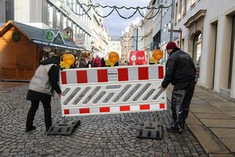 Zwickauer Weihnachtsmarkt: Warum auch ohne Zufahrtsschutz für die Sicherheit der Besucher gesorgt ist - Wenn der Lieferverkehr durch ist, werden die Absperrungen auf den Zufahrten zum Zwickauer Weihnachtsmarkt aufgebaut. Erledigt wird das von Mitarbeitern der Sicherheitsfirma, die die Kultur Z. als Weihnachtsmarktveranstalter engagiert hat.