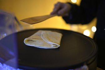 Zwickauer Weihnachtsmarkt: Wo ist der Crêpes-Stand? - Frische Crêpes: Danach suchte ein Besucher des Zwickauer Weihnachtsmarktes vergeblich.