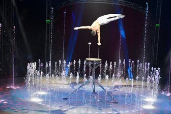Zwickauer Weihnachtszirkus: Nirio Rodriguez Tejeda schafft es auf Händen an die Weltspitze - Der kubanische Artist Nirio Rodriguez Tejeda ist auf den Händen weltspitze.