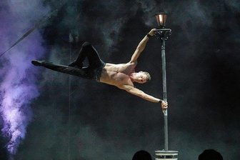 Zwickauer Weihnachtszirkus: Tickets gibt es erst wieder im neuen Jahr - Aris Zavatta Pellegrini aus Spanien zeigt eine Darbietung am chinesischen Mast. 