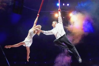 Zwickauer Weihnachtszirkus: Von atemloser Stille bis zum tosenden Applaus - Das Duo Bouglione aus Frankreich erzählt mit Leichtigkeit eine romantische Geschichte hoch über den Köpfen des Publikums.
