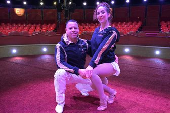 Zwickauer Weihnachtszirkus: Zwei Akrobaten und die Sache mit den Zähnen - Abel Dominguez und Yanet Gonzalez in der Pause zwischen zwei Vorstellungen.